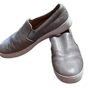 Vionic gray leather slip on shoe 8.5